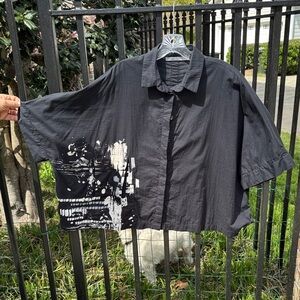 Beau Jours Shirt, blk w/abstract print and ruching in back